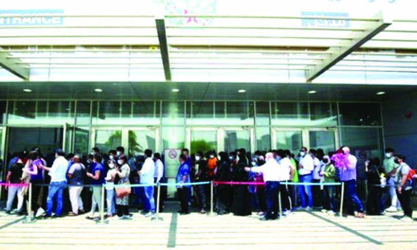 കു​ത്തി​വെ​പ്പ്​ കേ​ന്ദ്ര​ത്തി​ൽ വ​ൻ തി​ര​ക്ക്​; നേ​ര​ത്തേ വ​രേ​​ണ്ടെ​ന്ന്​ അ​ധി​കൃ​ത​ർ