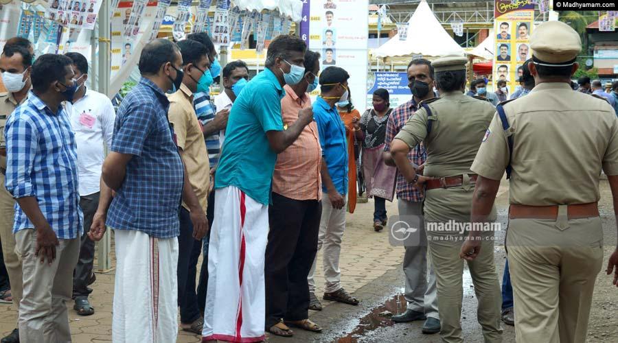 സഹകരണ സംഘം തെരഞ്ഞെടുപ്പ്; കോവിഡ് നിയന്ത്രണം കാറ്റിൽ പറത്തി പൊലീസുകാർ സഹകരണ സംഘം തെരഞ്ഞെടുപ്പ്; കോവിഡ് നിയന്ത്രണം കാറ്റിൽ പറത്തി പൊലീസുകാർ