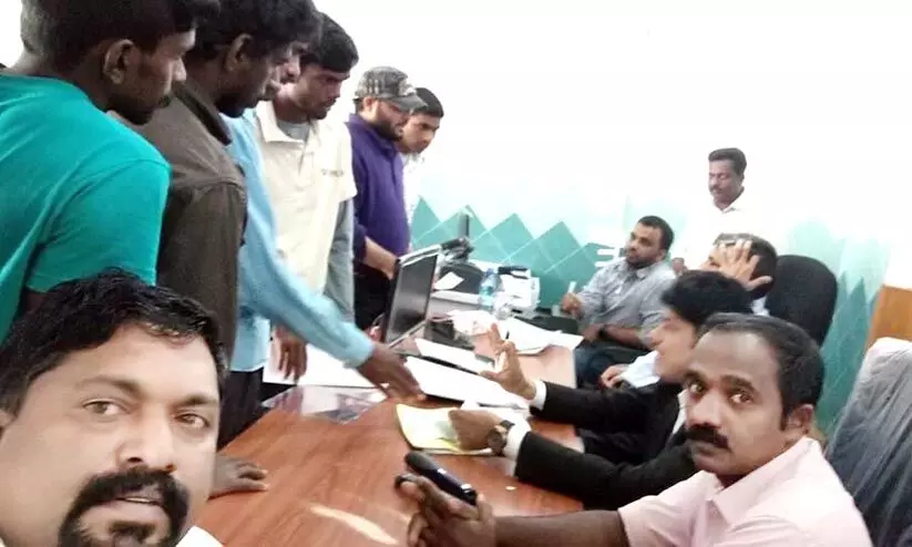 കോൺസുലാർ സംഘത്തിെൻറ അബഹ സന്ദർശനം ഇന്ന്: അറ്റസ്റ്റേഷൻ 30 പേർക്കു മാത്രം; നൂറുകണക്കിനാളുകൾ പുറത്ത് കോൺസുലാർ സംഘത്തിെൻറ അബഹ സന്ദർശനം ഇന്ന്: അറ്റസ്റ്റേഷൻ 30 പേർക്കു മാത്രം; നൂറുകണക്കിനാളുകൾ പുറത്ത്