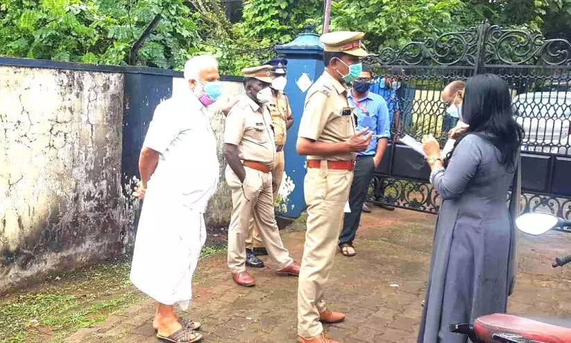 ബാങ്കിൽനിന്ന് കളവുപോയ പണയ സ്വർണാഭരണങ്ങൾ തിരികെ ആവശ്യപ്പെട്ട് ഇടപാടുകാർ ബാങ്കിൽനിന്ന് കളവുപോയ പണയ സ്വർണാഭരണങ്ങൾ തിരികെ ആവശ്യപ്പെട്ട് ഇടപാടുകാർ