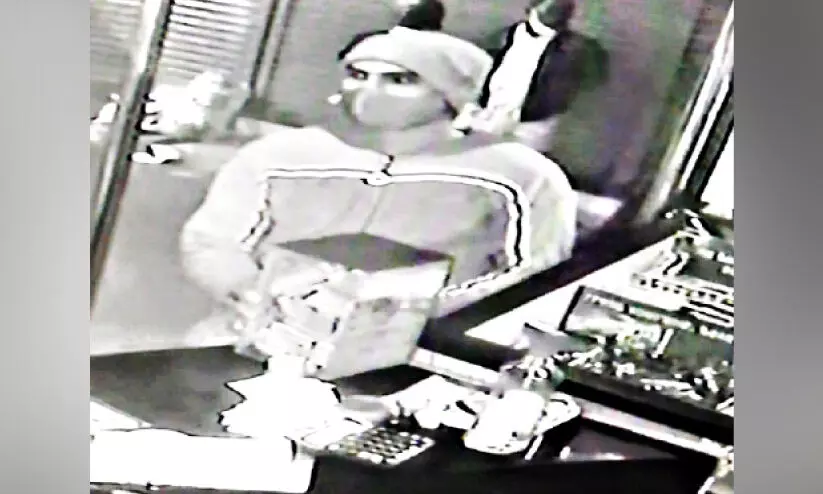 ഹോട്ടലിൽ നിന്ന് പണപ്പെട്ടി മോഷ്ടിച്ചു ഹോട്ടലിൽ നിന്ന് പണപ്പെട്ടി മോഷ്ടിച്ചു