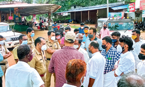 നടുറോഡില്‍ കാട്ടാനയുടെ മുന്നിൽ; രക്ഷപ്പെട്ടത്​ തലനാരിഴക്ക്