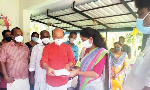 ആ​ല​പ്പു​ഴ ജി​ല്ല പ്ര​വാ​സി അ​സോ​സി​യേ​ഷ​ൻ ചി​കി​ത്സാ സ​ഹാ​യം ന​ൽ​കി