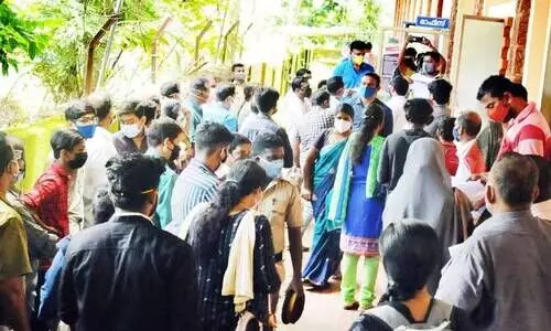 ബോണസ്​ മാർക്ക്​ നീന്തിക്കയറാൻ ഉന്തും തള്ളും