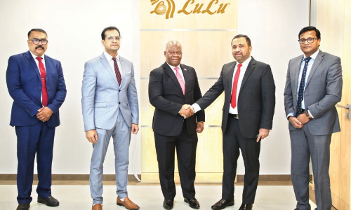 ദ​ക്ഷി​ണാ​ഫ്രി​ക്ക​ൻ അം​ബാ​സ​ഡ​ർ ലു​ലു ഹൈ​പ​ർ മാ​ർ​ക്ക​റ്റ്​ സ​ന്ദ​ർ​ശി​ച്ചു