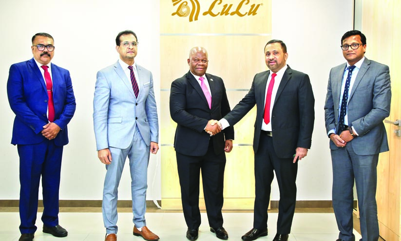 ദ​ക്ഷി​ണാ​ഫ്രി​ക്ക​ൻ അം​ബാ​സ​ഡ​ർ ലു​ലു ഹൈ​പ​ർ മാ​ർ​ക്ക​റ്റ്​ സ​ന്ദ​ർ​ശി​ച്ചു