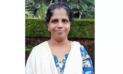 മുൻ കേരള വ​നി​ത ഫു​ട്ബാ​ൾ ക്യാപ്റ്റന് ജീവിക്കാൻ കൂലിവേല തന്നെ ശരണം