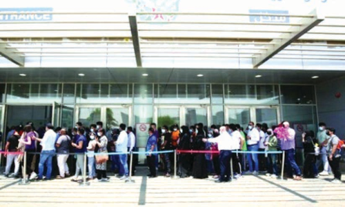 കു​ത്തി​വെ​പ്പ്​ കേ​ന്ദ്ര​ത്തി​ൽ വ​ൻ തി​ര​ക്ക്​; നേ​ര​ത്തേ വ​രേ​​ണ്ടെ​ന്ന്​ അ​ധി​കൃ​ത​ർ