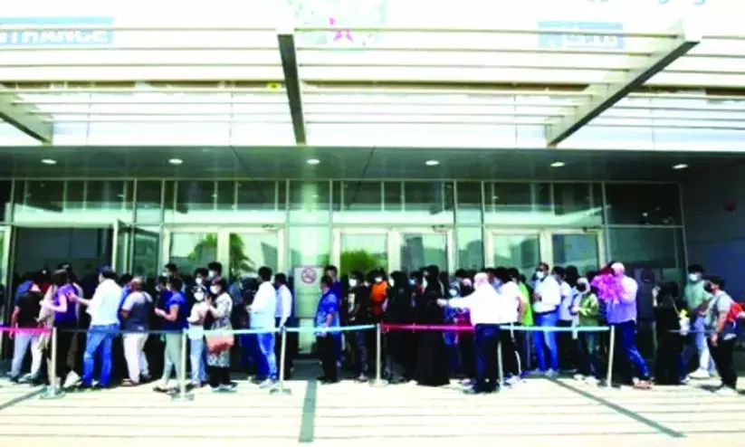 കു​ത്തി​വെ​പ്പ്​ കേ​ന്ദ്ര​ത്തി​ൽ വ​ൻ തി​ര​ക്ക്​; നേ​ര​ത്തേ വ​രേ​​ണ്ടെ​ന്ന്​ അ​ധി​കൃ​ത​ർ