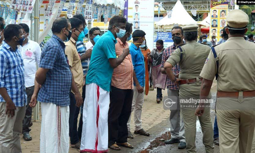 സഹകരണ സംഘം തെരഞ്ഞെടുപ്പ്; കോവിഡ്​ നിയന്ത്രണം കാറ്റിൽ പറത്തി പൊലീസുകാർ​