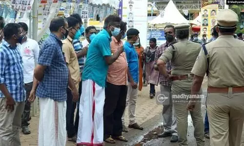സഹകരണ സംഘം തെരഞ്ഞെടുപ്പ്; കോവിഡ്​ നിയന്ത്രണം കാറ്റിൽ പറത്തി പൊലീസുകാർ​
