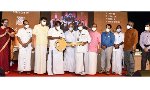 കാ​ത്തി​രി​പ്പി​നൊ​ടു​വി​ൽ കോ​ഴി​േ​ക്കാ​ട്​ കെ.​എ​സ്.​ആ​ർ.​ടി.​സി വ്യാ​പാ​ര​സ​മു​ച്ച​യം തു​റ​ന്നു