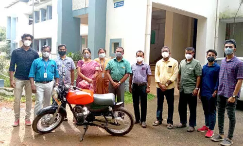 പ​രി​സ്ഥി​തി സൗ​ഹൃ​ദ​മാ​യി വി​ദ്യാ​ര്‍ഥി​ക​ളു​ടെ ഇ​ല​ക്ട്രി​ക് ബൈ​ക്ക്