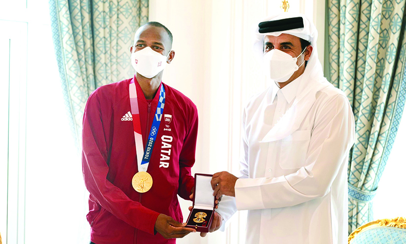 ഒ​ളി​മ്പി​ക്​​സ്​ മെ​ഡ​ൽ ജേ​താ​ക്ക​ൾ അ​മീ​റി​നെ സ​ന്ദ​ർ​ശി​ച്ചു; ബ​ർ​ഷി​മി​ന്​ അ​ൽ വ​ജ്​​ബ പു​ര​സ്​​കാ​രം