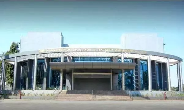 സർദാർ വല്ലഭ ഭായ്​ പ​​േട്ടൽ ഇൻറർനാഷനൽ ടെക്​സ്​റ്റൈൽസ്​ മാനേജ്​മെൻറ്​​ സ്​കൂളിൽ ബി.എസ്​സി, എം.ബി.എ