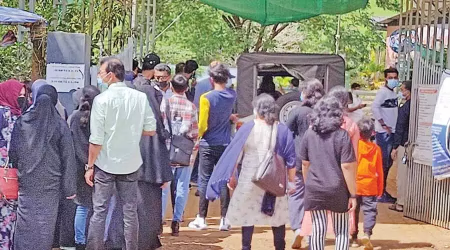 ബാണാസുരയിൽ സഞ്ചാരികളുടെ തിരക്ക് ബാണാസുരയിൽ സഞ്ചാരികളുടെ തിരക്ക്