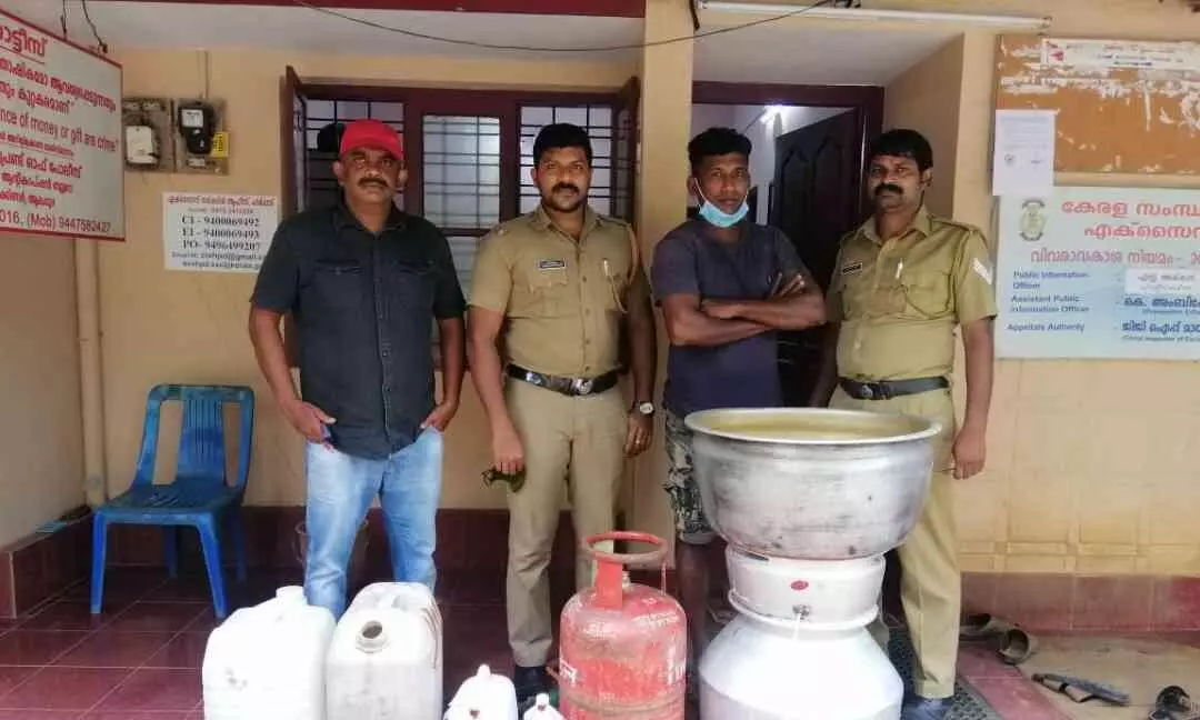 ചാരായവും വാറ്റുപകരണങ്ങളും പിടികൂടി