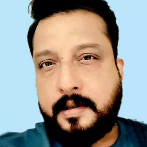 വാ​ഗ​മ​ണ്ണി​ലേ​ക്ക് വി​നോ​ദ​യാ​ത്ര പോ​യ യു​വാ​വ് ഹൃ​ദ​യാ​ഘാ​ത​ത്തെ തു​ട​ർ​ന്ന് മ​രി​ച്ചു