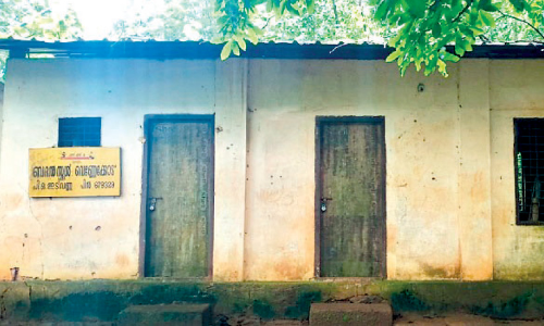 പഠനത്തിന് ഇടമില്ലാതെ വെണ്ണേക്കോട് കോളനിയിലെ കുട്ടികൾ; ബ​ദ​ൽ സ്കൂ​ൾ അ​ട​ച്ചു​പൂ​ട്ടി​യി​ട്ട് മൂ​ന്നു​മാ​സം