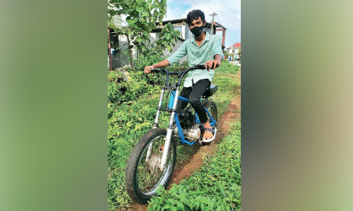 പാഴ്വസ്തുക്കൾ കൊണ്ട്​ ഫഹദ്ഷ ഒരുക്കിയത്​ സൈക്കിൾ ബൈക്ക്