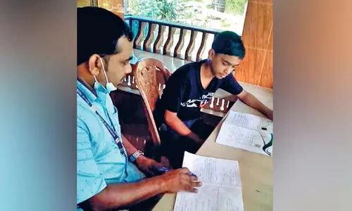 വിദ്യാർഥിയുടെ വീട്ടിലെത്തി ഓൺലൈൻ ക്ലാസ്;  മാതൃകയായി അധ്യാപകൻ