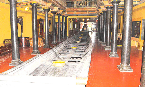 സഞ്ചാരികൾക്ക് കാ​ഴ്ച​വി​രു​ന്നൊ​രുക്കി പള്ളിയോടം