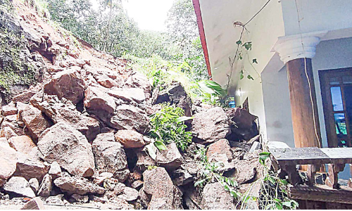 ഞര്‍ക്കാട് ടോപ്പില്‍ വീട് തകര്‍ന്നു: കോയിക്കല്‍ കുടുംബത്തിന് ഇത് രണ്ടാം ജന്മം