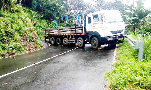 ഗൂഗിൾ മാപ്പ്​ പണികൊടുത്തു; ലോറി റോഡിൽ കുടുങ്ങി