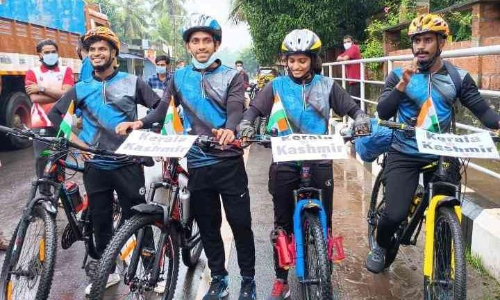 പരപ്പനങ്ങാടി ടു കാശ്​മീർ; വിദ്യാർഥികളുടെ സൈക്കിൾ യാത്ര ഫ്ലാഗ്​ ഓഫ് ചെയ്ത്​ പൊലീസ്​