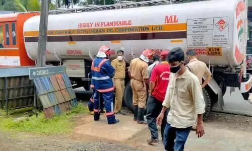 ടാങ്കര്‍ ലോറിയിലെ ഡീസല്‍ ചോര്‍ച്ച അടച്ച് അപകടമൊഴിവാക്കി