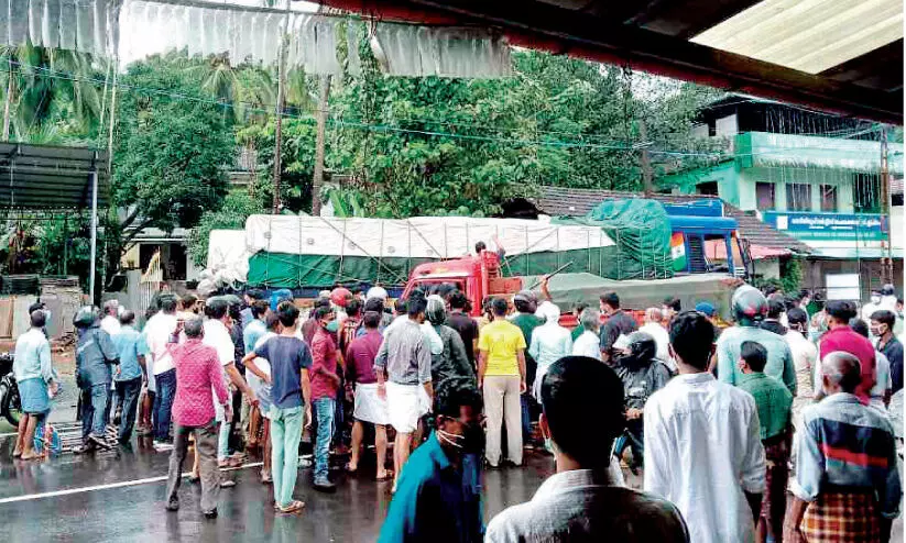 മുസ്ലിയാരങ്ങാടി വാഹനാപകടം; ദേശീയപാതയിൽ നാല് മണിക്കൂർ ഗതാഗത തടസ്സം മുസ്ലിയാരങ്ങാടി വാഹനാപകടം; ദേശീയപാതയിൽ നാല് മണിക്കൂർ ഗതാഗത തടസ്സം