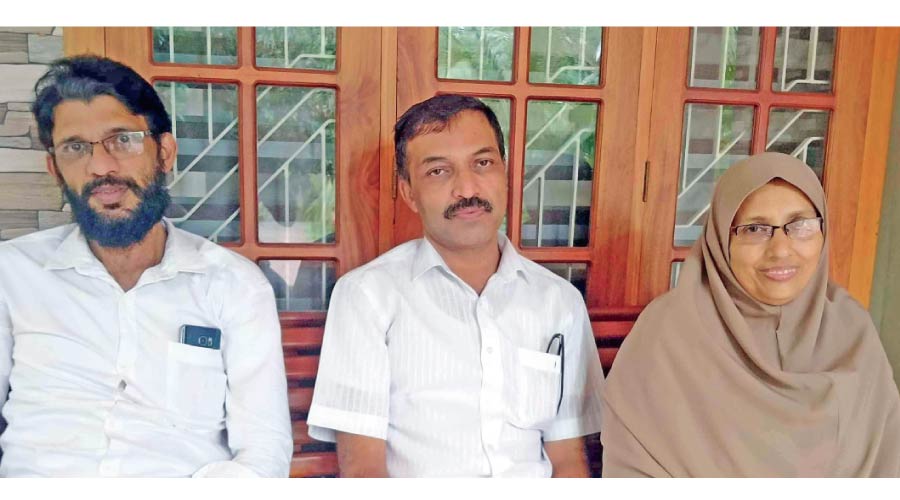 പൂച്ചയെ രക്ഷിച്ച സംഭവം; മകെൻറ നന്മയിൽ മനംനിറഞ്ഞ് മൊയ്തുവും ആസ്യയും പൂച്ചയെ രക്ഷിച്ച സംഭവം; മകെൻറ നന്മയിൽ മനംനിറഞ്ഞ് മൊയ്തുവും ആസ്യയും