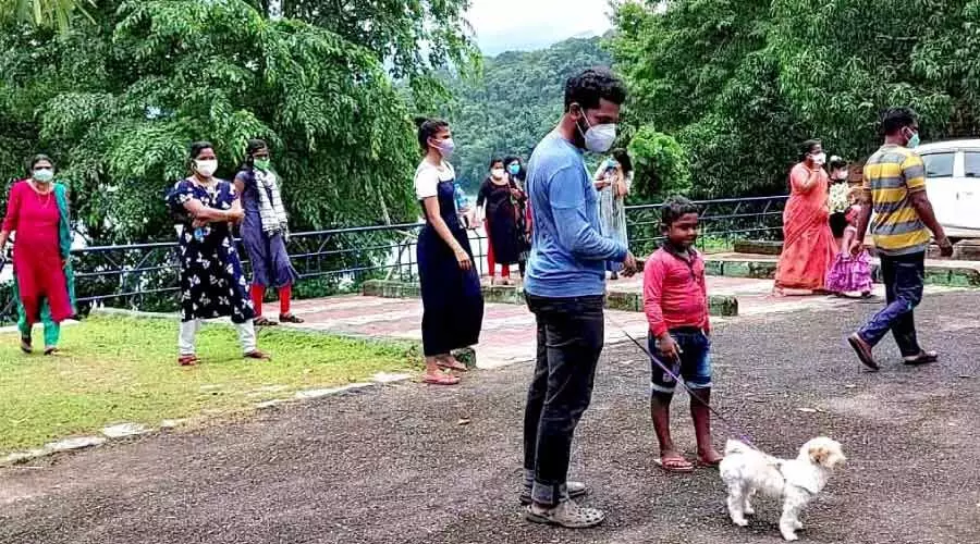 നെയ്യാർഡാമിലേക്ക് സഞ്ചാരികളുടെ ഒഴുക്ക് നെയ്യാർഡാമിലേക്ക് സഞ്ചാരികളുടെ ഒഴുക്ക്