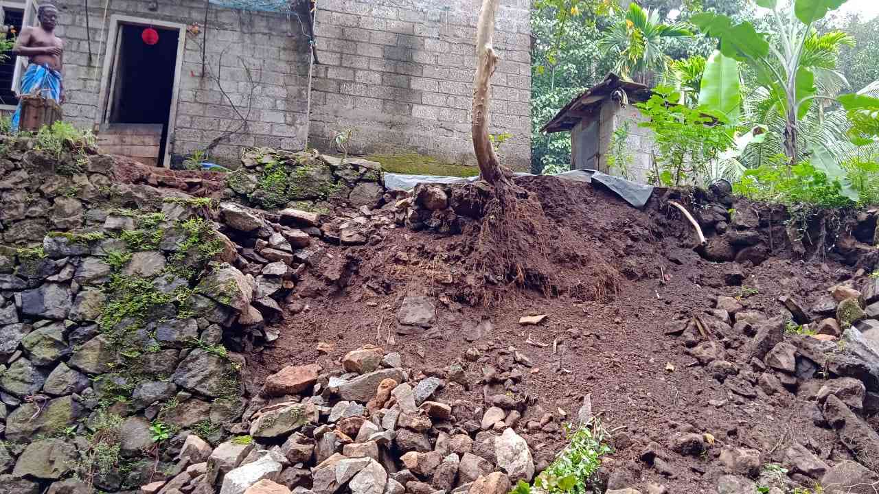 കനത്ത മഴതെ തുടർന്ന് വീടിൻ്റെ സംരക്ഷണഭിത്തി ഇടിഞ്ഞു; ഭീതിയോടെ കുടുംബം കനത്ത മഴതെ തുടർന്ന് വീടിൻ്റെ സംരക്ഷണഭിത്തി ഇടിഞ്ഞു; ഭീതിയോടെ കുടുംബം