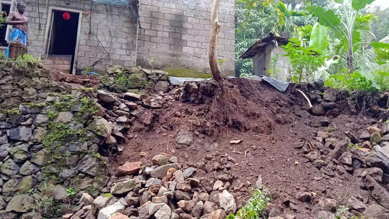 കനത്ത മഴതെ തുടർന്ന് വീടിൻ്റെ സംരക്ഷണഭിത്തി ഇടിഞ്ഞു; ഭീതിയോടെ കുടുംബം കനത്ത മഴതെ തുടർന്ന് വീടിൻ്റെ സംരക്ഷണഭിത്തി ഇടിഞ്ഞു; ഭീതിയോടെ കുടുംബം