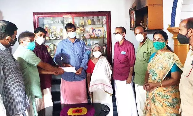 കേളി അംഗത്തിന് ചികിത്സാസഹായം കൈമാറി കേളി അംഗത്തിന് ചികിത്സാസഹായം കൈമാറി