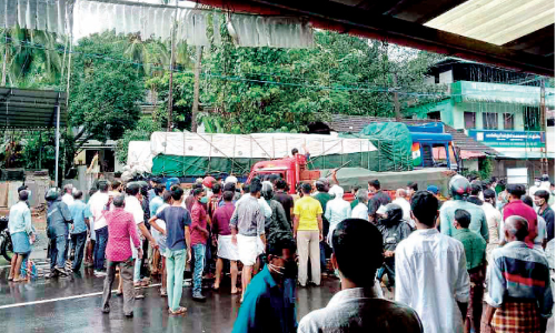 മു​സ്‌​ലി​യാ​ര​ങ്ങാ​ടി വാഹനാപകടം;  ദേശീയപാതയിൽ നാല്​ മണിക്കൂർ ഗതാഗത തടസ്സം