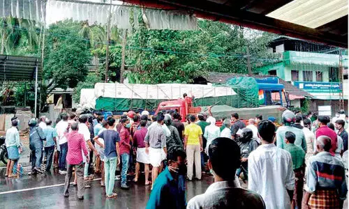 മു​സ്‌​ലി​യാ​ര​ങ്ങാ​ടി വാഹനാപകടം;  ദേശീയപാതയിൽ നാല്​ മണിക്കൂർ ഗതാഗത തടസ്സം
