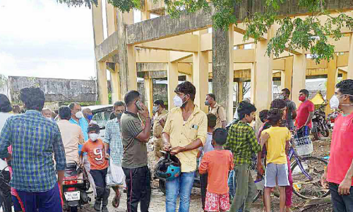 വാട്ടർടാങ്കിനു മുകളിൽ കയറി യുവാവ്; ആശങ്കയിലായി നാട്ടുകാർ