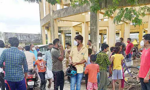 വാട്ടർടാങ്കിനു മുകളിൽ കയറി യുവാവ്; ആശങ്കയിലായി നാട്ടുകാർ