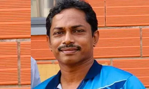 ഓരോ വാർഡിലും കളിയിടങ്ങൾ വേണം; അസാധാരണ ദൗത്യവുമായി ഫുട്​ബാൾ പരിശീലകന്‍റെ യാത്ര