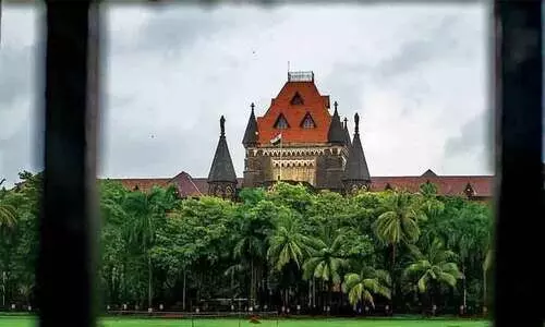 ലൈംഗിക താൽപര്യമില്ലാതെ കുട്ടിയുടെ കവിളിൽ തലോടിയാൽ പോക്സോ ചുമത്താനാവില്ലെന്ന് ബോംബെ കോടതി