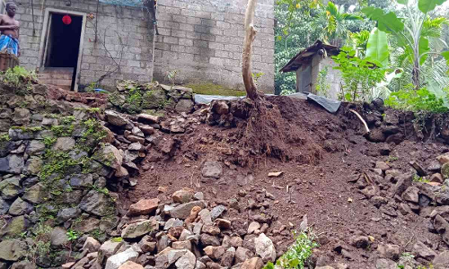 കനത്ത മഴതെ തുടർന്ന്​ വീടിൻ്റെ സംരക്ഷണഭിത്തി ഇടിഞ്ഞു; ഭീതിയോടെ കുടുംബം