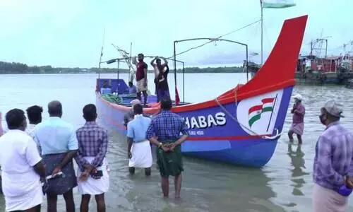 തീരത്തി​െൻറ ആശങ്കക്കറുതി; അഞ്ച് ദിവസമായി കാണാതായ ഫൈബർ വള്ളം തിരിച്ചെത്തി