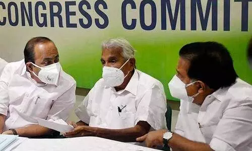 കോ​ൺ​ഗ്ര​സി​ൽ പ്ര​സ്​​താ​വ​ന യു​ദ്ധം; ഉ​മ്മ​ൻ​ ചാ​ണ്ടി​ക്കും ചെ​ന്നി​ത്ത​ല​ക്കു​മെ​തി​രെ സു​ധാ​ക​ര​നും സ​തീ​ശ​നും