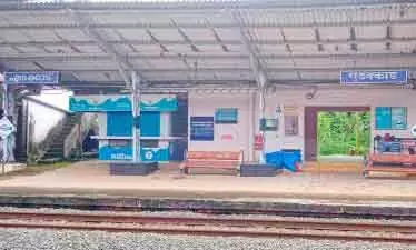 ആദർശുണ്ട് പരിഗണനയില്ല; വികസനം കാത്ത് എടക്കാട് റെയിൽവേ സ്റ്റേഷൻ ആദർശുണ്ട് പരിഗണനയില്ല; വികസനം കാത്ത് എടക്കാട് റെയിൽവേ സ്റ്റേഷൻ