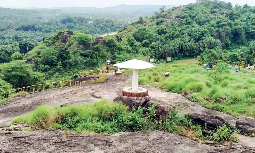 അ​ന​ങ്ങ​ൻ​മ​ല: സ​ന്ദ​ർ​ശ​ക​ർ ഒ​ഴു​കു​ന്നു, മ​നോ​ഹ​ര കാ​ഴ്ച കാ​ണാ​ൻ