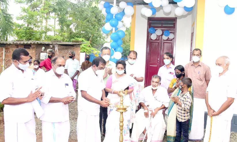 ജാസ്മിെൻറയും ആൽവിെൻറയും വിവാഹസമ്മാനം; സുധക്കും കുടുംബത്തിനും വീടൊരുങ്ങി ജാസ്മിെൻറയും ആൽവിെൻറയും വിവാഹസമ്മാനം; സുധക്കും കുടുംബത്തിനും വീടൊരുങ്ങി