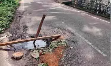 അ​ത്യ​ന്താ​ധു​നി​ക നി​ല​വാ​ര​ത്തി​ൽ ചെ​യ്ത റോ​ഡ് ത​ക​ർ​ന്നു; അ​പ​ക​ടം നി​ത്യ​സം​ഭ​വം, അ​ധി​കൃ​ത​ർ​ക്ക് മൗ​നം