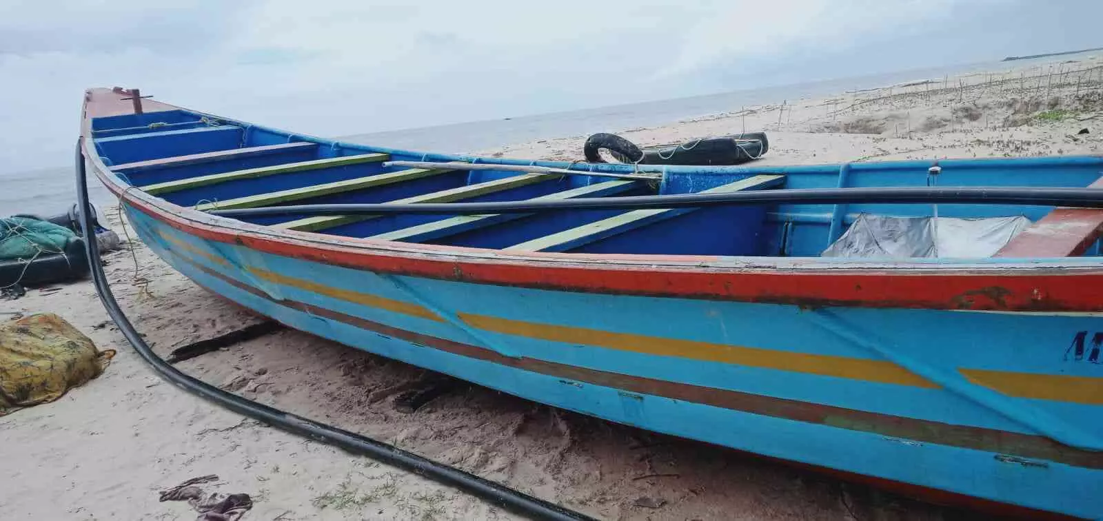 തിരയിൽപ്പെട്ട് വള്ളം മറിഞ്ഞ്​ നിരവധി പേർക്ക് പരിക്ക്